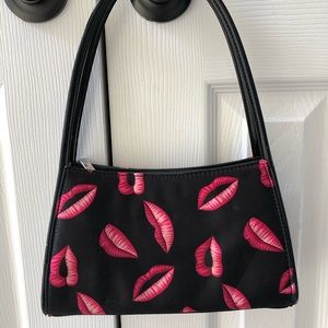 Trendy “lips” purse